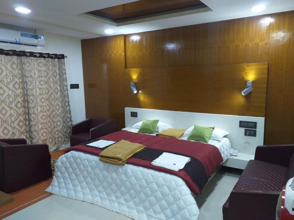 Grand Meridian Vinnamangalam Exterior photo